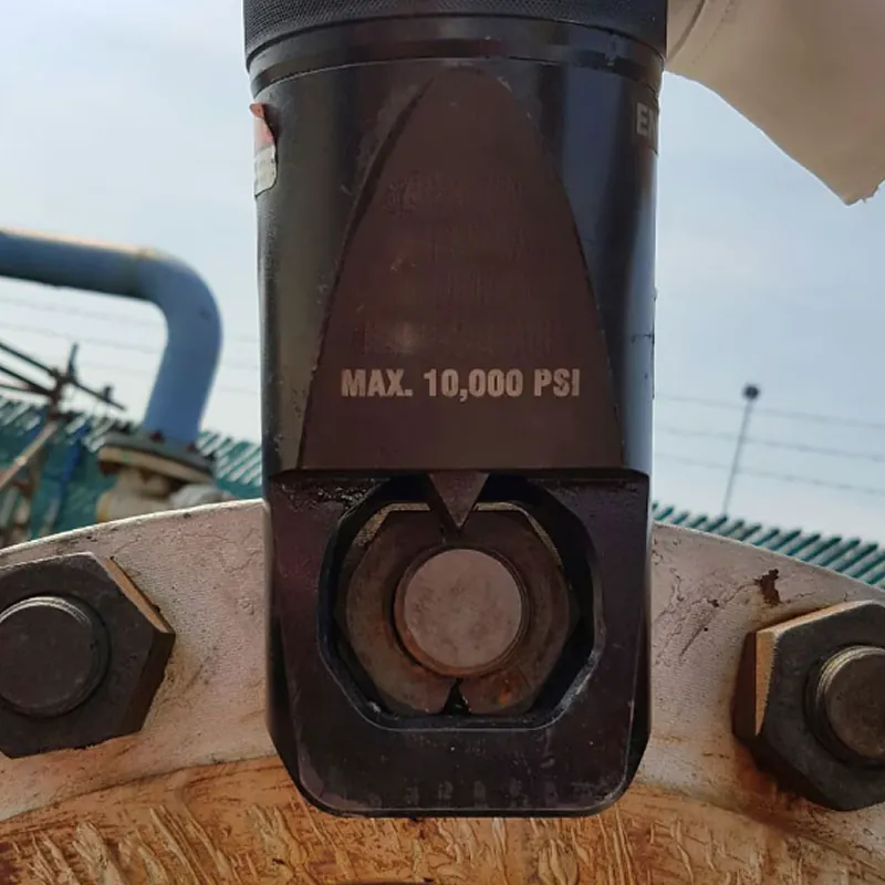 hydraulic nut splitters are working on large machines